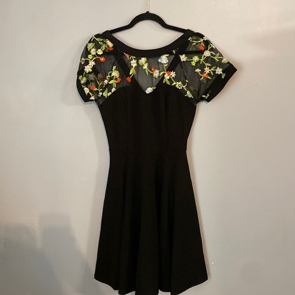 Eva Rose Pin Up style black fit & flare sheer bodice with embroidered flowers SM - Picture 2 of 5
